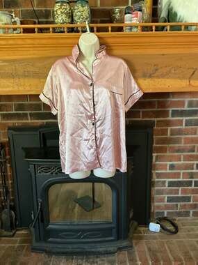 Women's XL Pink Satin Short Sleeve Button Down Pajama Top with Black Piping